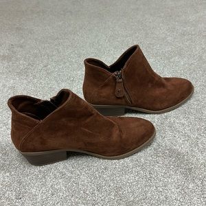 Women’s brown suede boots